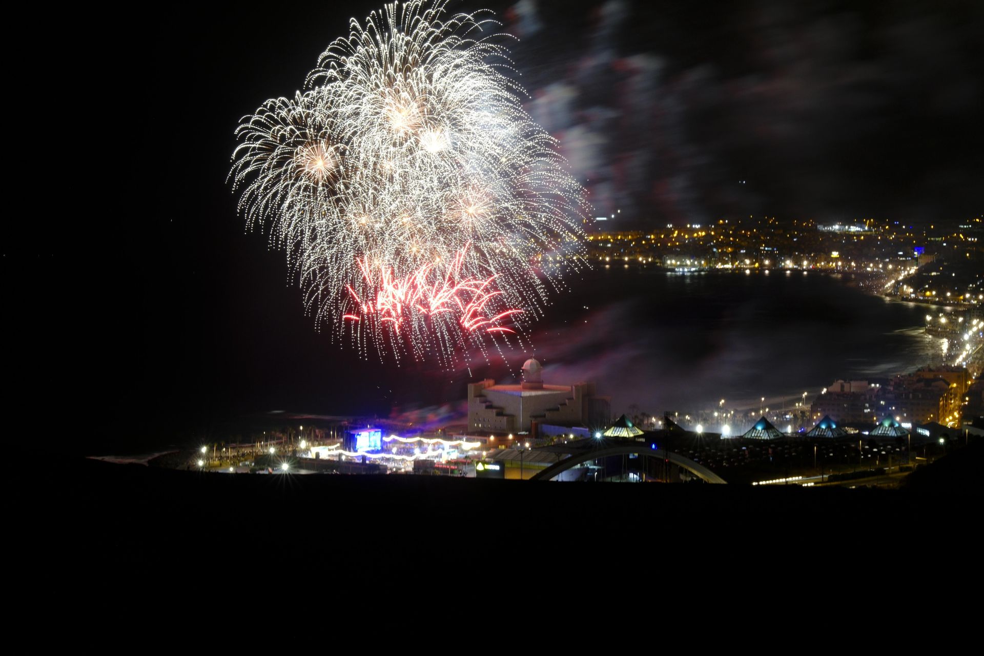 San Juan alumbra la playa de Las Canteras