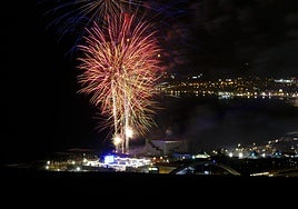Las Canteras celebró la noche de San Juan con los tradicionales fuegos artificiales.