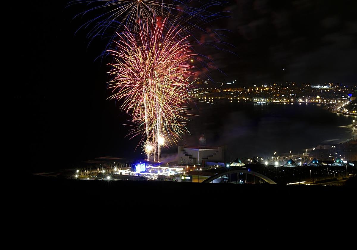Las Canteras celebró la noche de San Juan con los tradicionales fuegos artificiales.