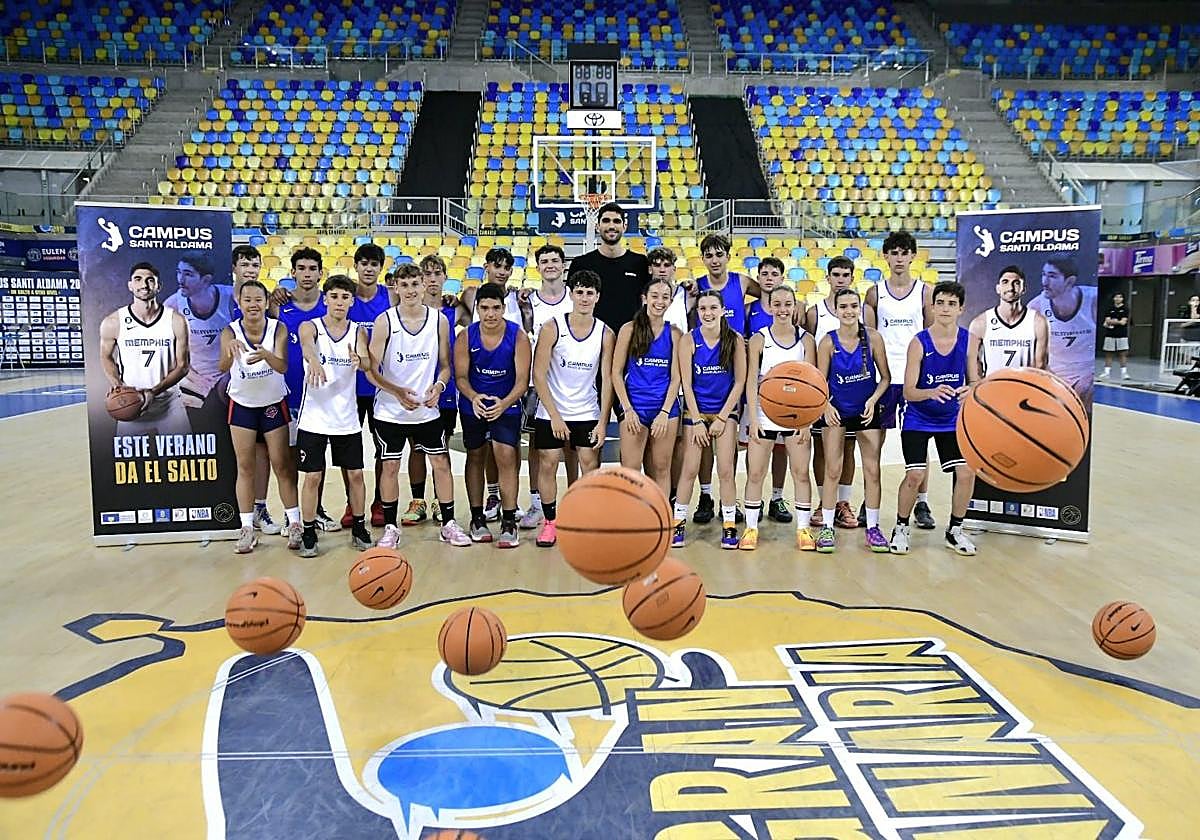 Santi Aldama destila sonrisas y baloncesto en su campus