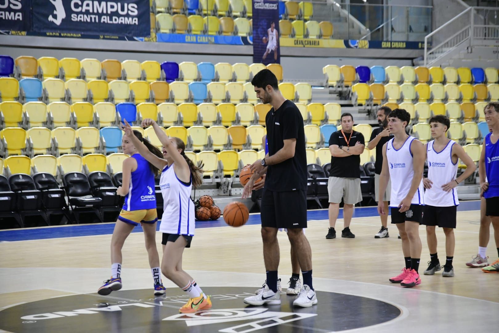 Santi Aldama destila sonrisas y baloncesto en su campus