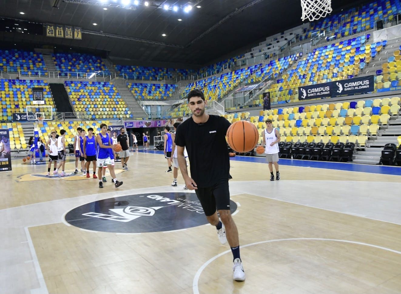 Santi Aldama destila sonrisas y baloncesto en su campus