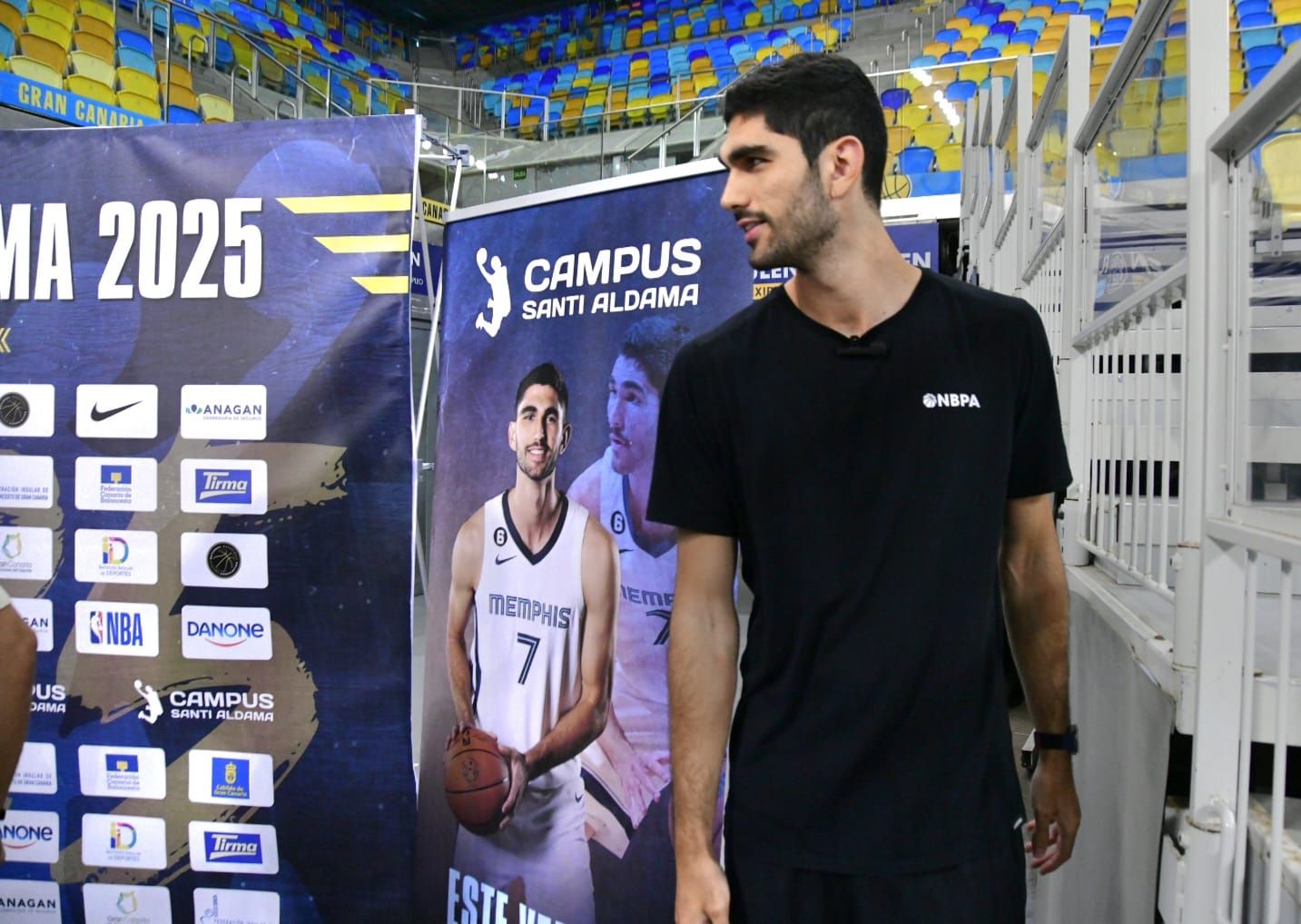Santi Aldama destila sonrisas y baloncesto en su campus
