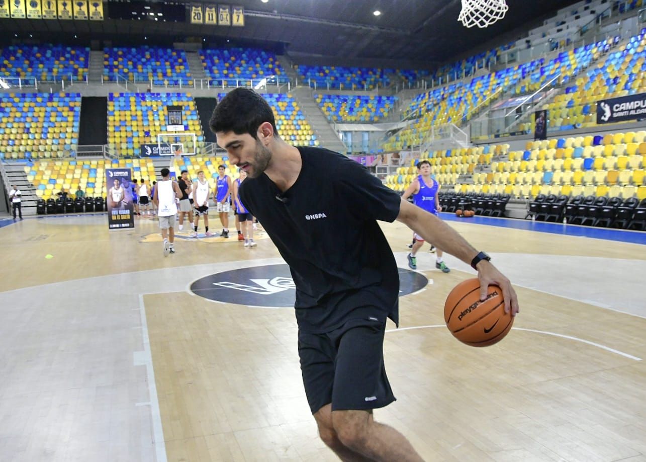 Santi Aldama destila sonrisas y baloncesto en su campus