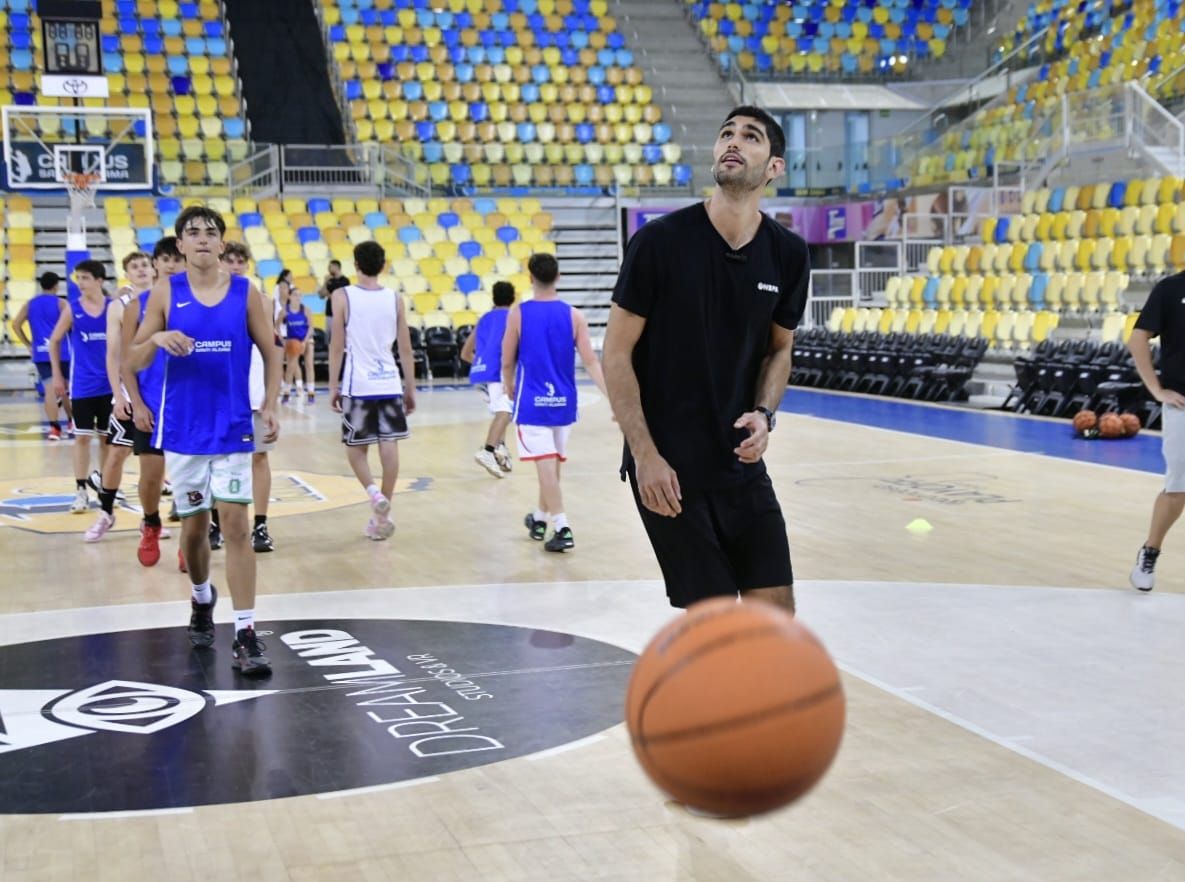 Santi Aldama destila sonrisas y baloncesto en su campus