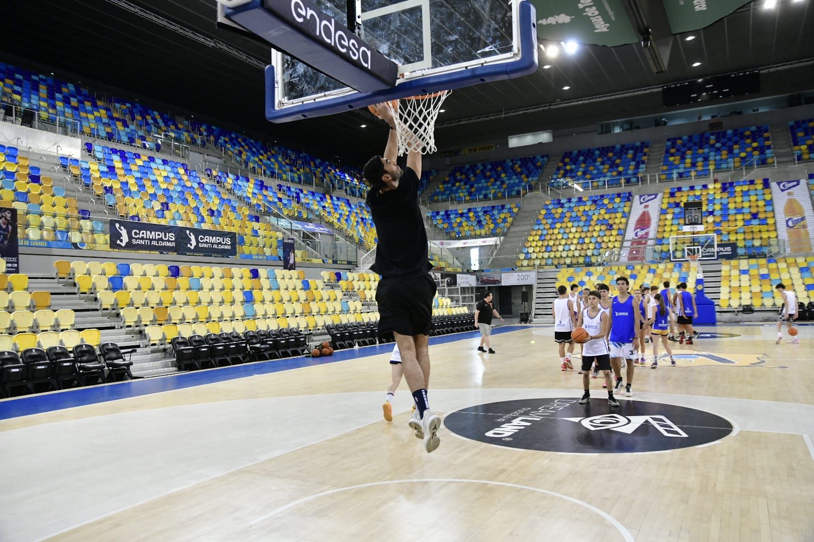 Santi Aldama destila sonrisas y baloncesto en su campus
