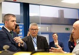 Manuel Domíguez (i), durante su visita a la sede de la Plocan.