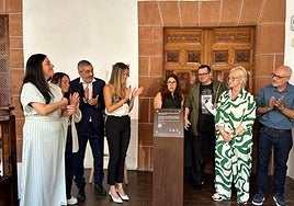 Imagen del momento en el que se descubrió la placa en homenaje a las víctimas de la Ley de Peligrosidad Social y Vagos y Maleantes.