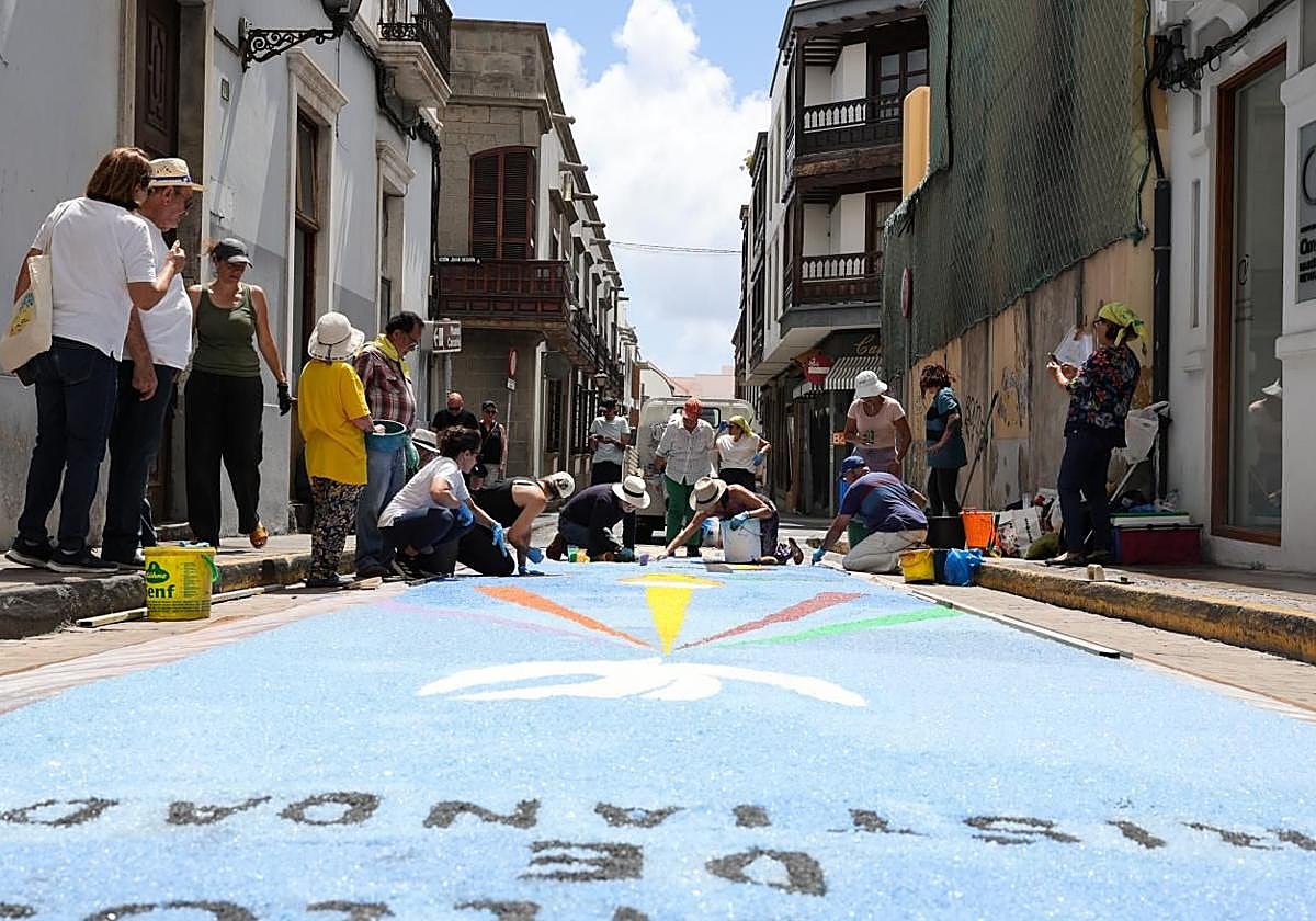 Elaboración de alfombras en Vegueta por la festividad del Corpus.