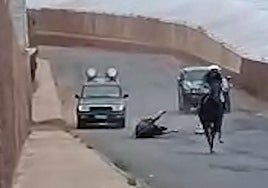 Momento de la caída del caballo.