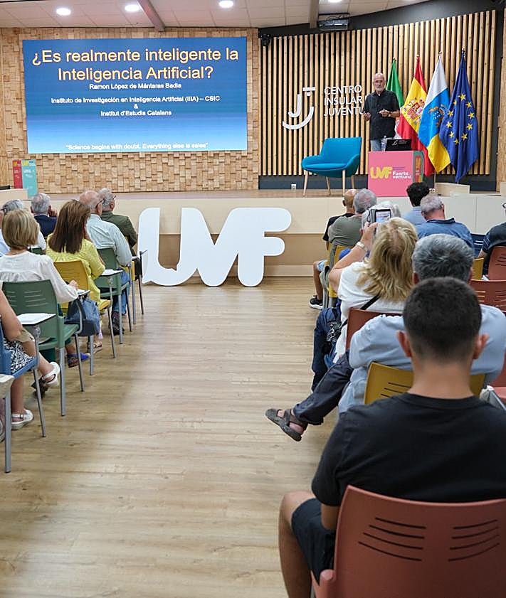 Imagen secundaria 2 - Las alumnas y los alumnos asisten a las charlas de una decena de expertas y expertos en IA.
