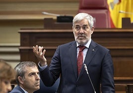 El presidente de Canarias, Fernando Clavijo, durante el pleno del Parlamento de Canarias de este martes.
