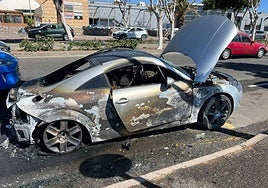 Así quedó el coche tras incendiarse.