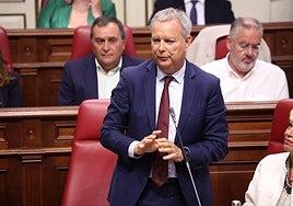 El portavoz del Grupo Parlamentario Socialista, Sebastián Franquis, durante el pleno del Parlamento de Canarias.