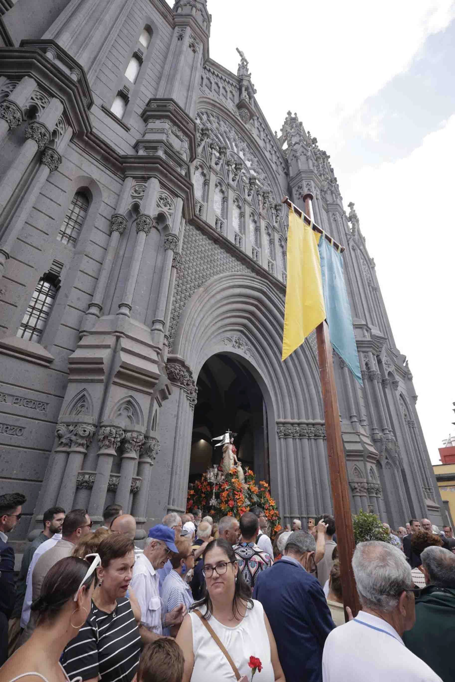 Imágenes de la Procesión de San Juan y de la Virgen del Rosario en Arucas