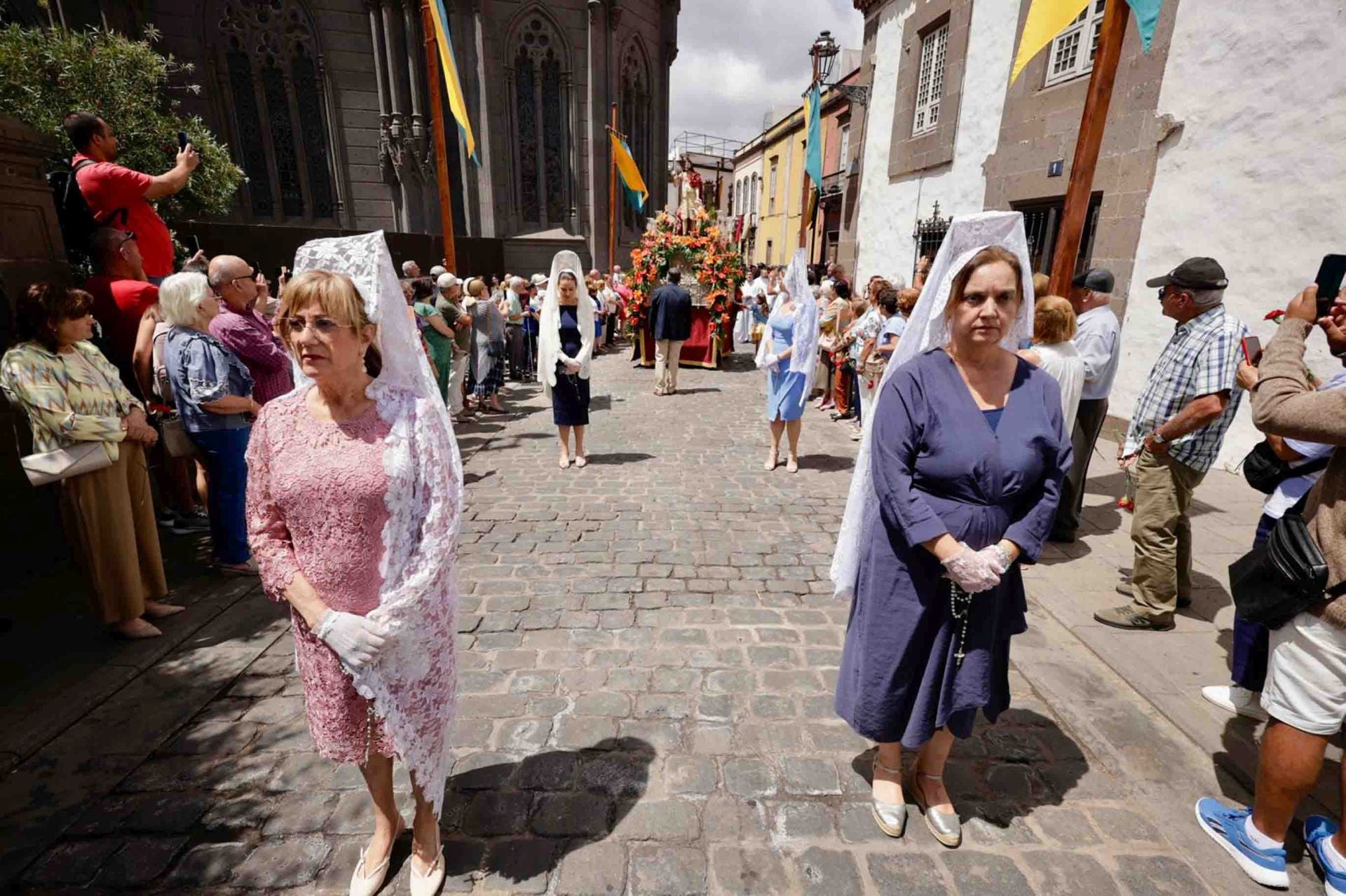 Imágenes de la Procesión de San Juan y de la Virgen del Rosario en Arucas
