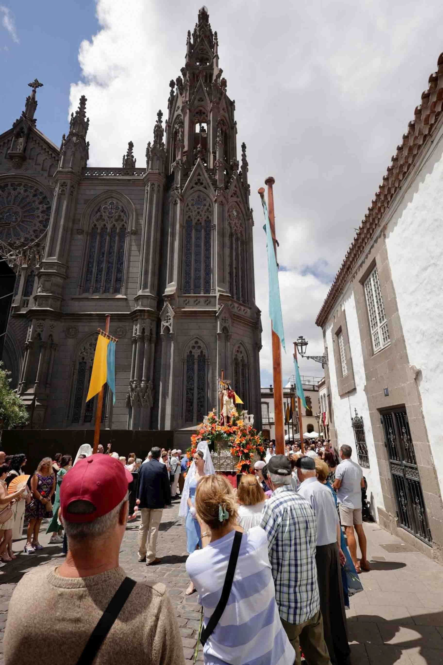Imágenes de la Procesión de San Juan y de la Virgen del Rosario en Arucas