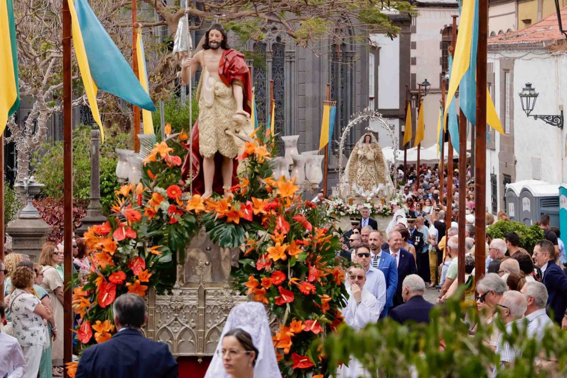 Imágenes de la Procesión de San Juan y de la Virgen del Rosario en Arucas