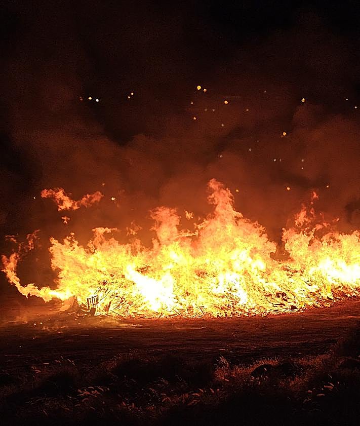 Imagen secundaria 2 - La UD Telde alumbra al municipio por la noche de San Juan