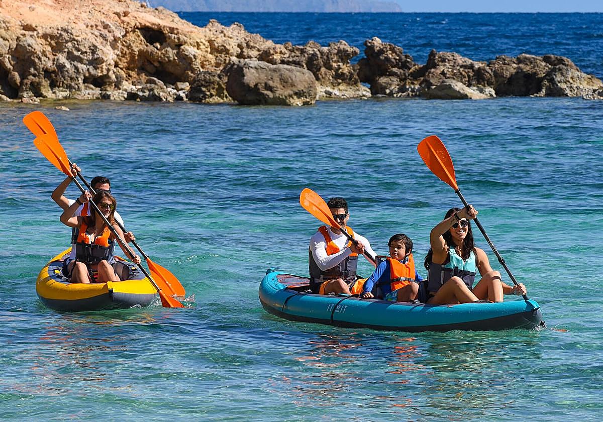 Alquilar un kayak este verano lo puedes conseguir de manera asequible en Decatlón.