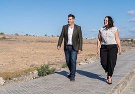 Alejandro Marichal y Davinia Ramírez, en una visita al lugar de la futura urbanización.