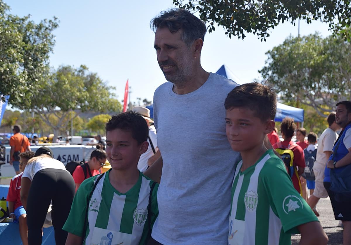 El Mago de Arguineguín se fotografía con los jóvenes del cuadro sureño.