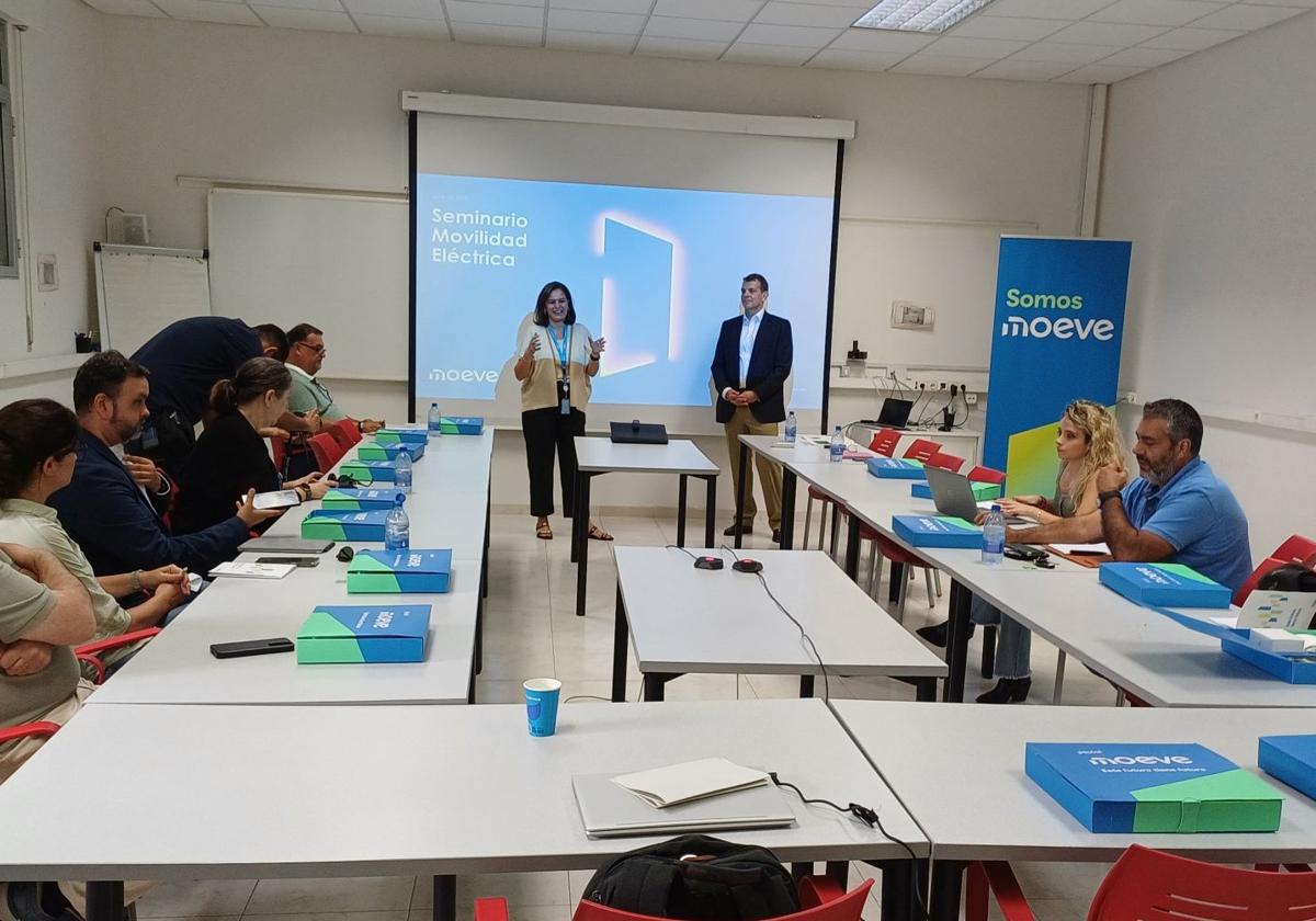 Susana Rodríguez y David García Mancera, integrantes del equipo de Desarrollo de Negocio de Nueva Movilidad en Moeve, en el seminario.