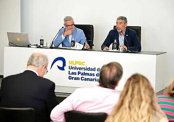 El rector de la ULPGC, Lluís Serra (i), y el vicerrector de Títulos, Luis Hernández Calvento.