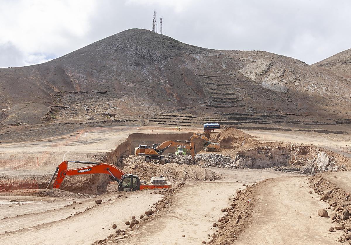 Trabajos de la nueva red de regadío, en terreno no muy alejado del casco de Tinajo.
