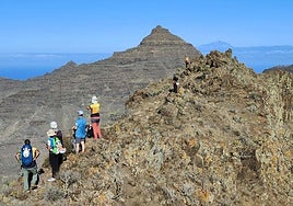 Imagen de un grupo de montañeros en el oeste de Gran Canaria, con el Teide al fondo.