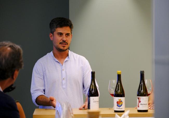 El énologo y viticultor, Carmelo Peña Santana