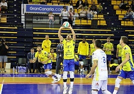 Io De Amo coloca la bola a Walla Souza durante un partido en el CID.