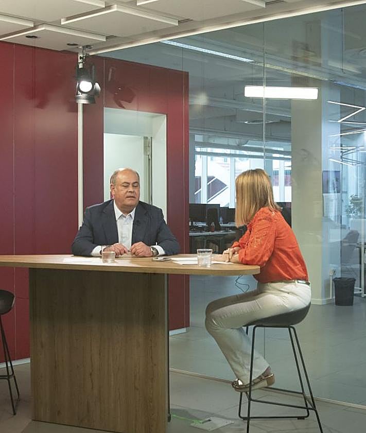 Imagen secundaria 2 - La entrevista al presidente regional de Asinca se grabó en las instalaciones del periódico y fue editada para su publicación en web y redes.