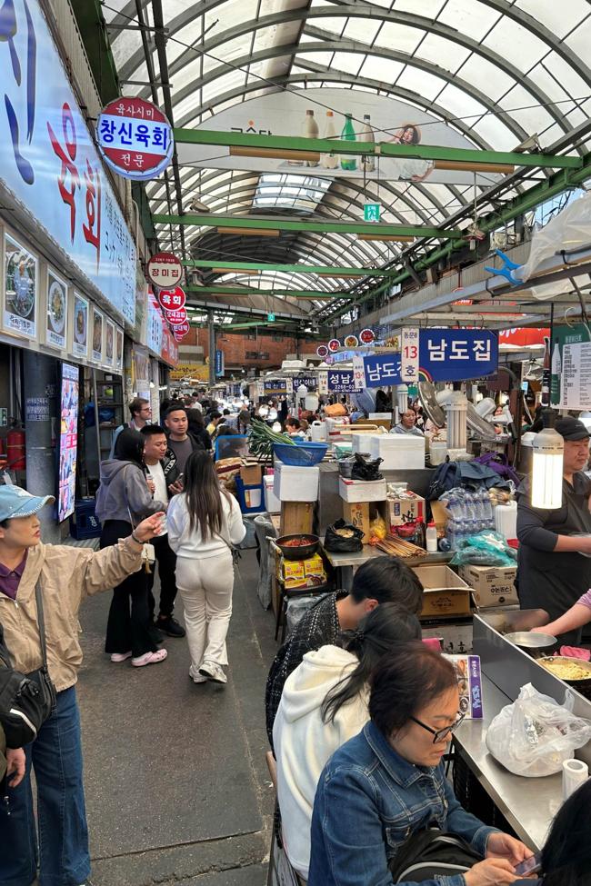Gente comiendo en el Kwangjang