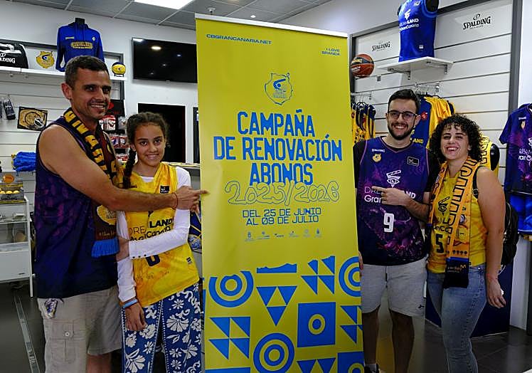 La familia, en la tienda oficial del Granca en Las Ramblas.