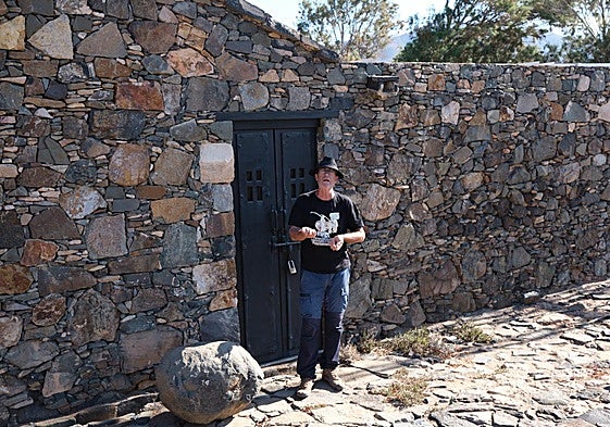 Antonio Cabrera, en la tenería de Mesque, al lado de la piedra lisa donde se golpeaban las pieles.