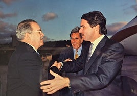 José Miguel Bravo de Laguna (i) saluda a José María Aznar (d) en presencia de Manuel Hermoso (c).