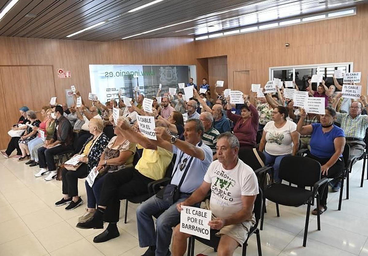 Imagen de archivo de una protesta en un pleno pidiendo que el cable pase por el barranco.