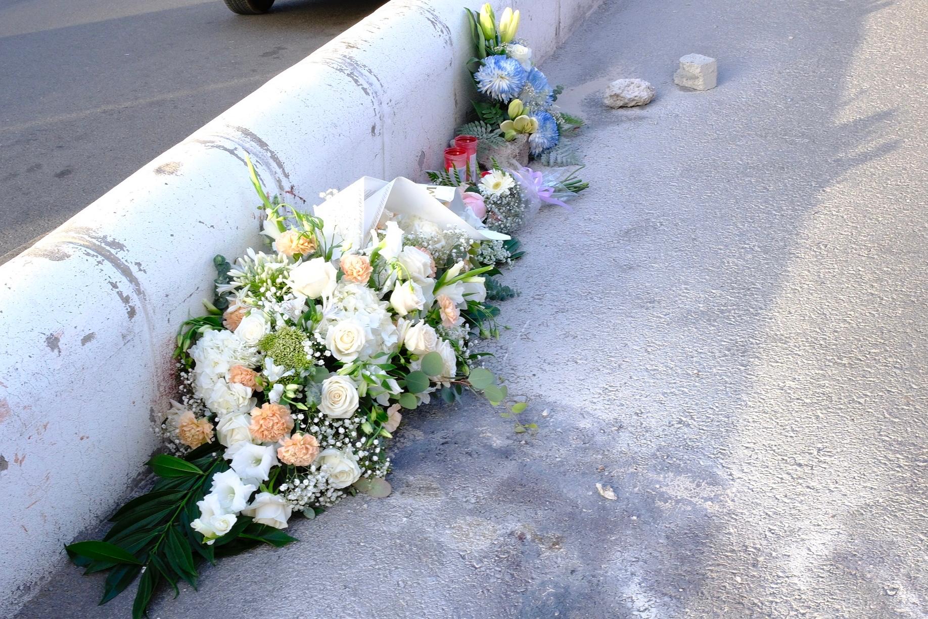 Flores en el lugar del crimen.