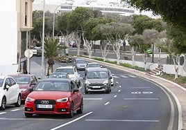Tráfico en la Vía Medular, en el tramo junto a la Ciudad Deportiva.