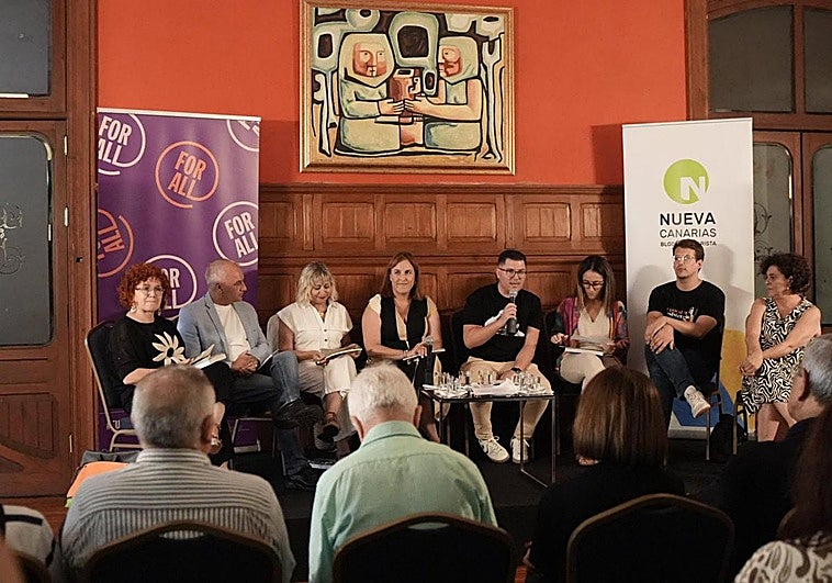 Imagen de la mesa de debate organizada por Nueva Canarias-Bloque Canarista (NC-BC)