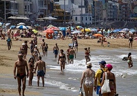 Imagen de la playa de Las Canteras, donde las temperaturas podrían superar los 27 grados este sábado.