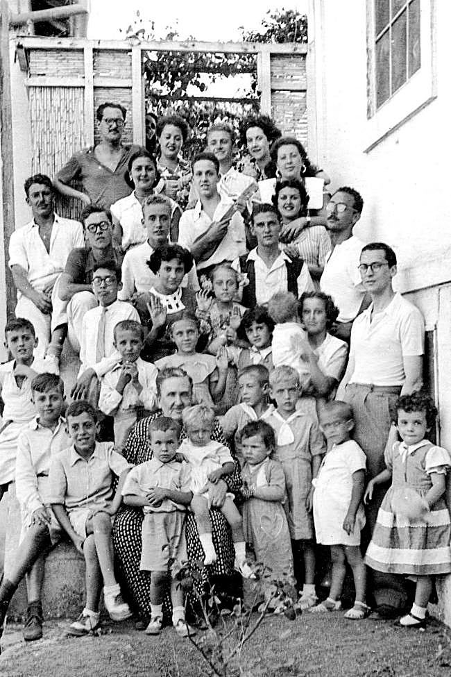 Mamá Lola, sentada abajo y rodeada de niños, en un verano de Teror.