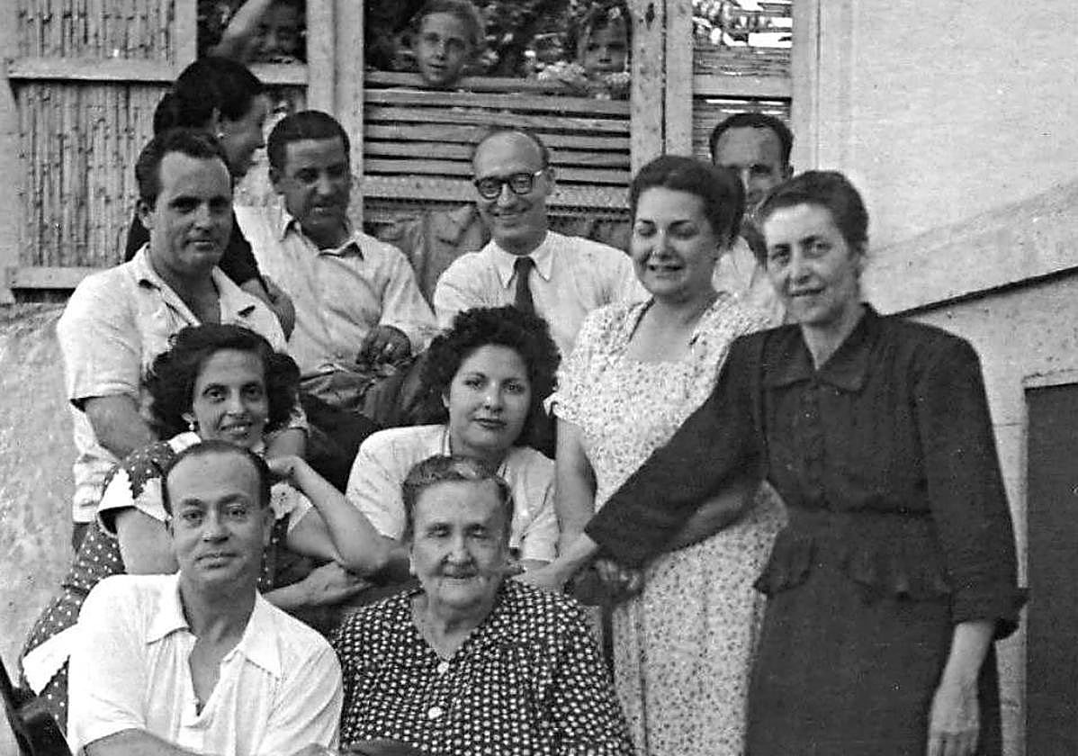Pino Ojeda, en el centro y sentada, rodeada de parientes y amigos en Teror.