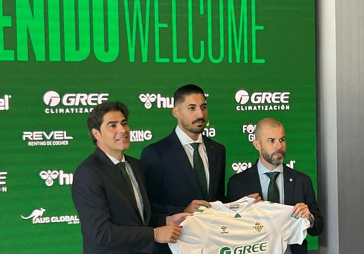 Álvaro Valles, durante su presentación con el Real Betis.