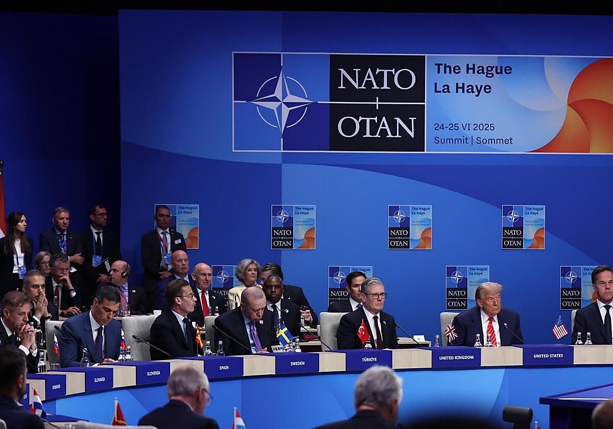 Pedro Sánchez (2i) y Donald Trump durante la cumbre de la OTAN esta semana (2d).