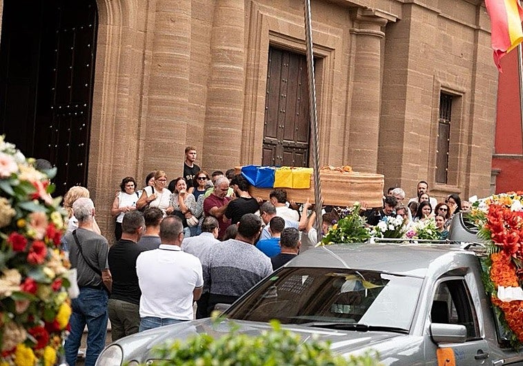 Los amigos y familiares de Zeben Ramos sostienen su ataúd.