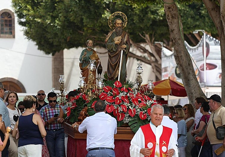 Cientos de personas participaron este domingo en los actos en honor a San Pedro y San Pedro.