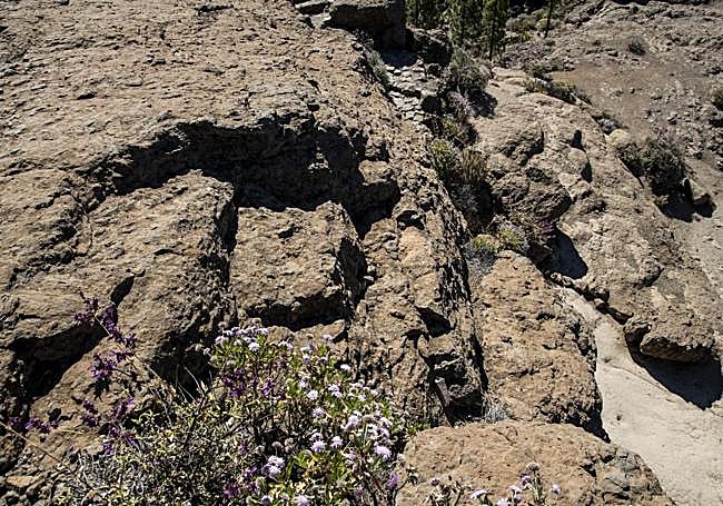 Posible paso original de acceso al Roque Nublo. Abel Galindo describe cuatro escalones labrados en la roca.