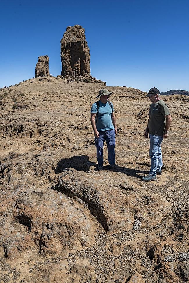 Abel Galindo y Javier Velasco, durante la visita y con el Roque Nublo y La Rana de fondo.